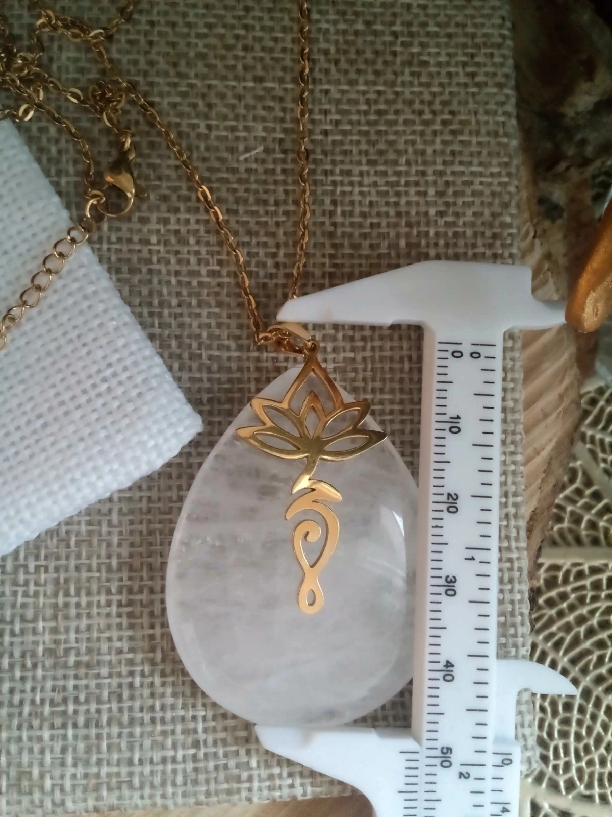 Colar de cristal de quartzo branco e flor de lótus em aço inoxidável dourado – photo 3